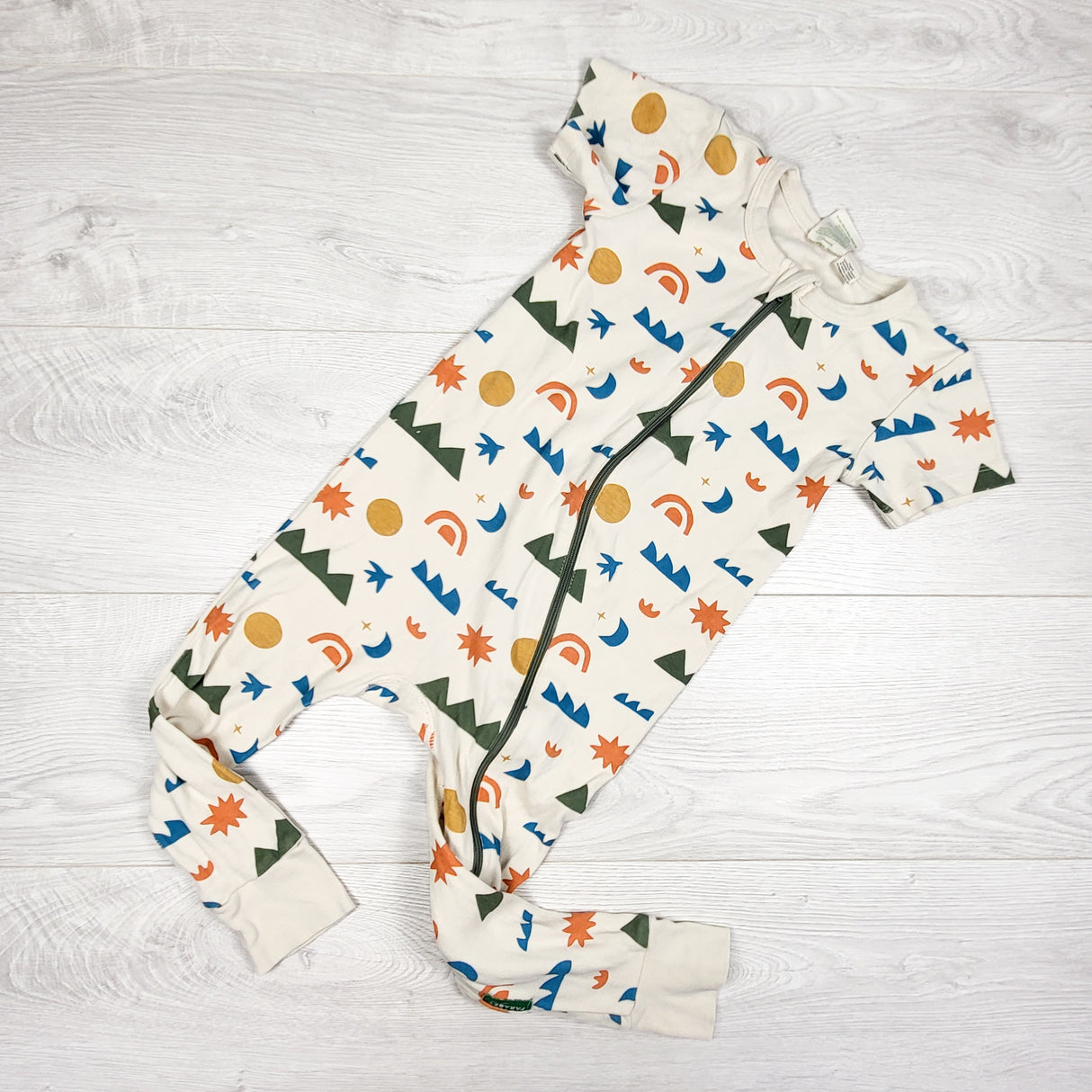 Parade Organics zippered sleeper / romper in "Westcoast" print. Size 3T
