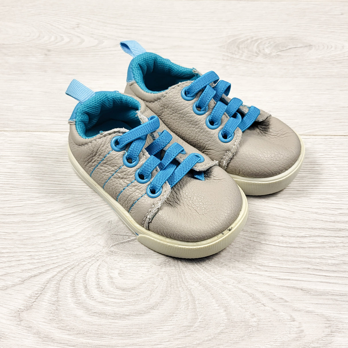 Outbak's grey leather shoes with elastic laces. Size 5