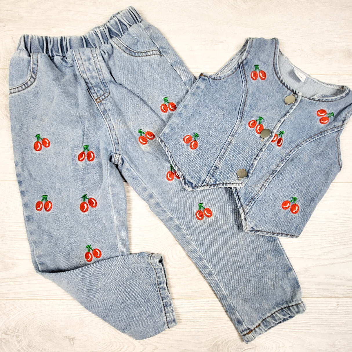 Unbranded retro look 2pc denim set with cherries. Size 3/4T