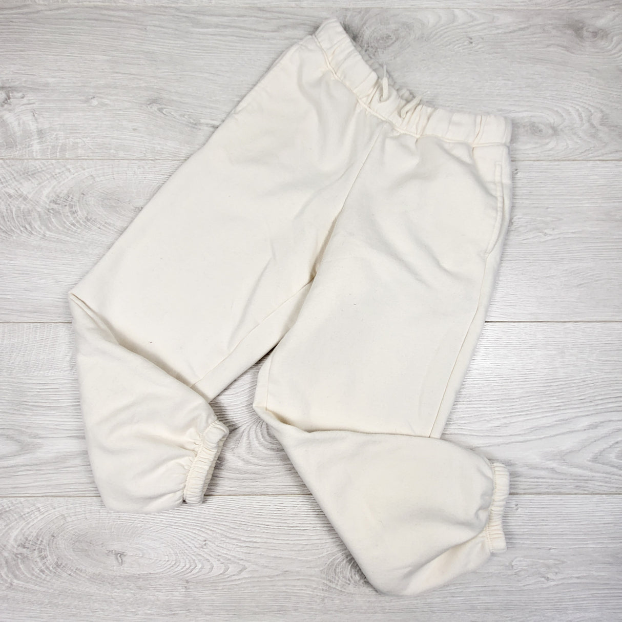 Old Navy white fleecy lined joggers. Size 6/7