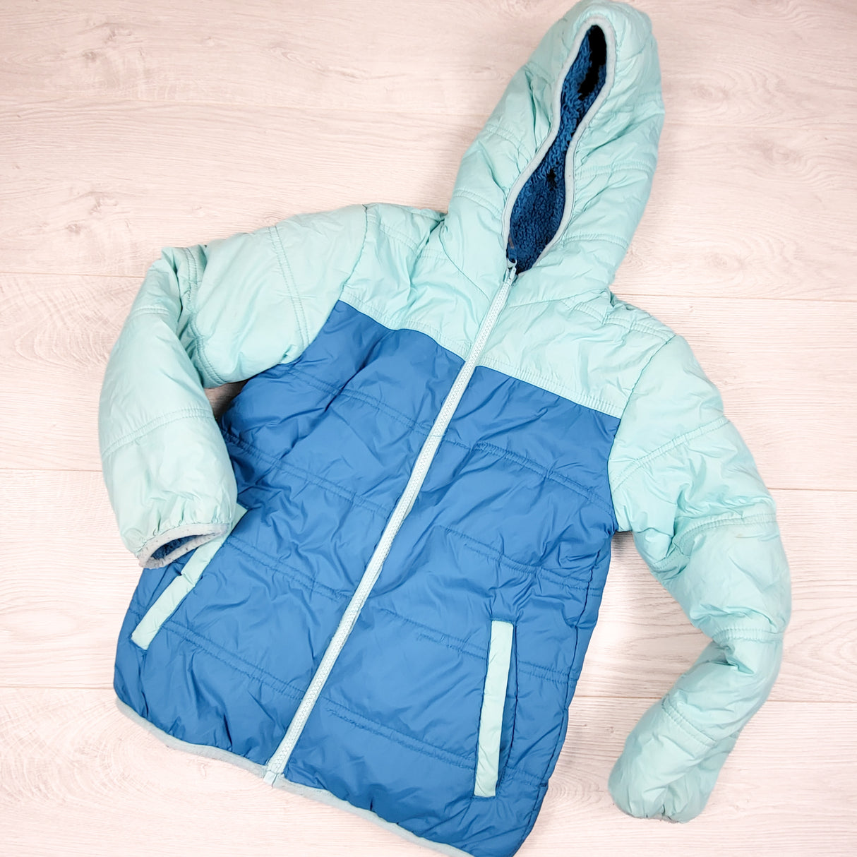 Eddie Bauer teal and turquoise minky lined insulated jacket. Size 7/8