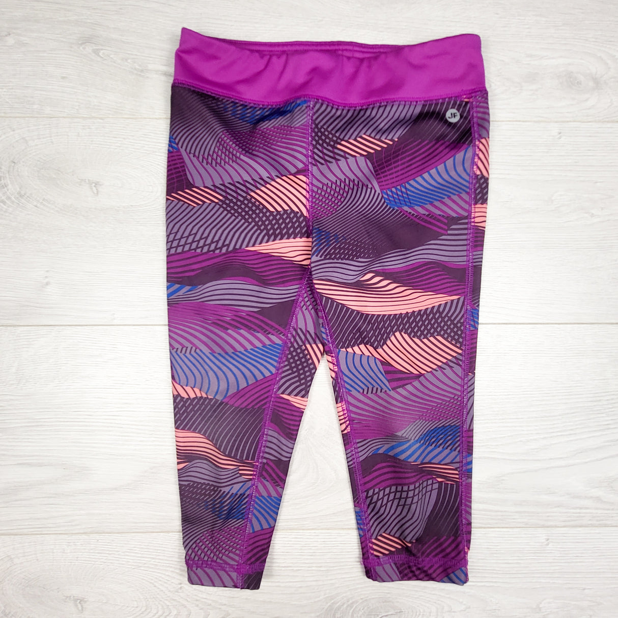 Joe Fresh purple patterned cropped active leggings. Size 6