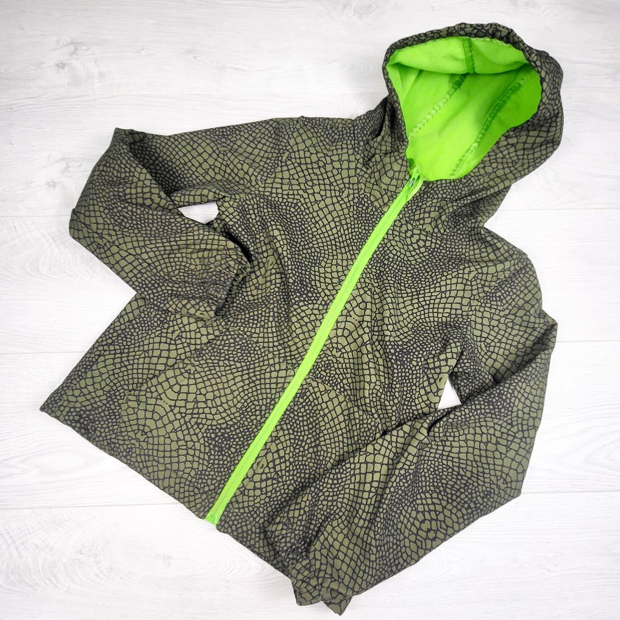 Athletic Works green patterned fleecy lined soft shell rain jacket. Size medium(8)