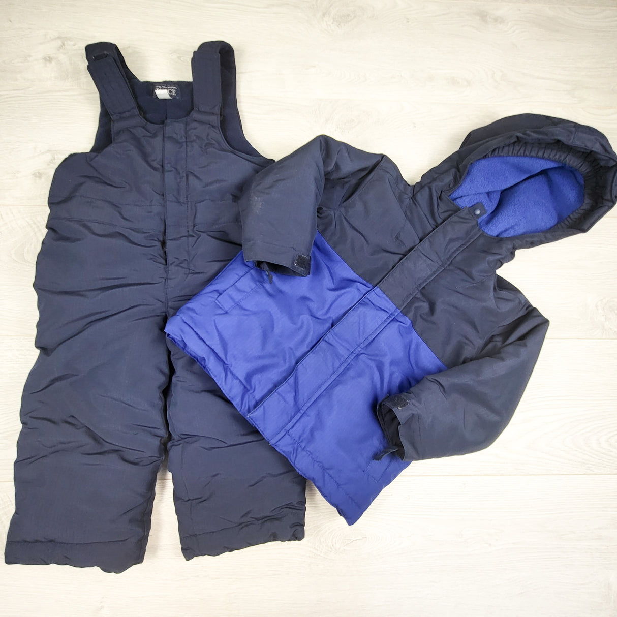 Children's Place blue and navy 2pc snowsuit. Size 2T - AS IS