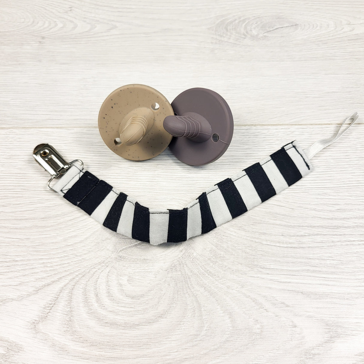 Itzy Ritzy soothers + pacifer clip