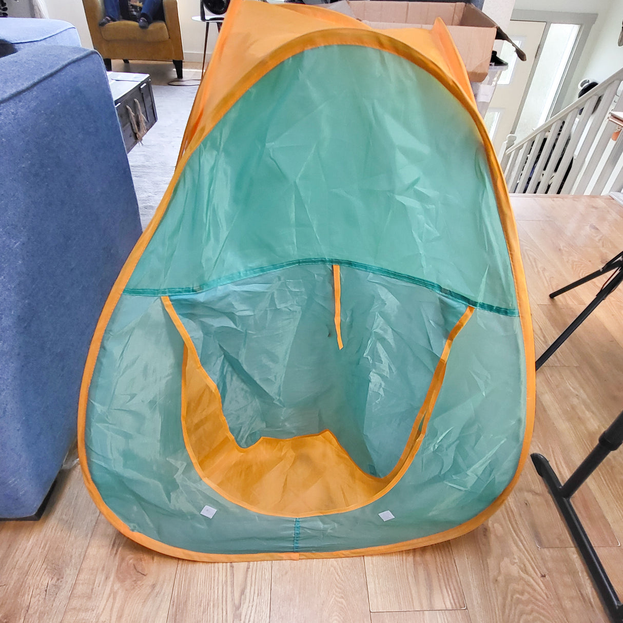 Pop-up tent (sorry, no shipping)