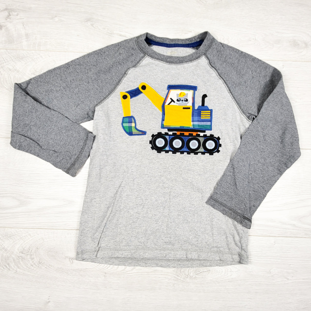 Gymboree grey raglan shirt with appliqué digger. Size 6