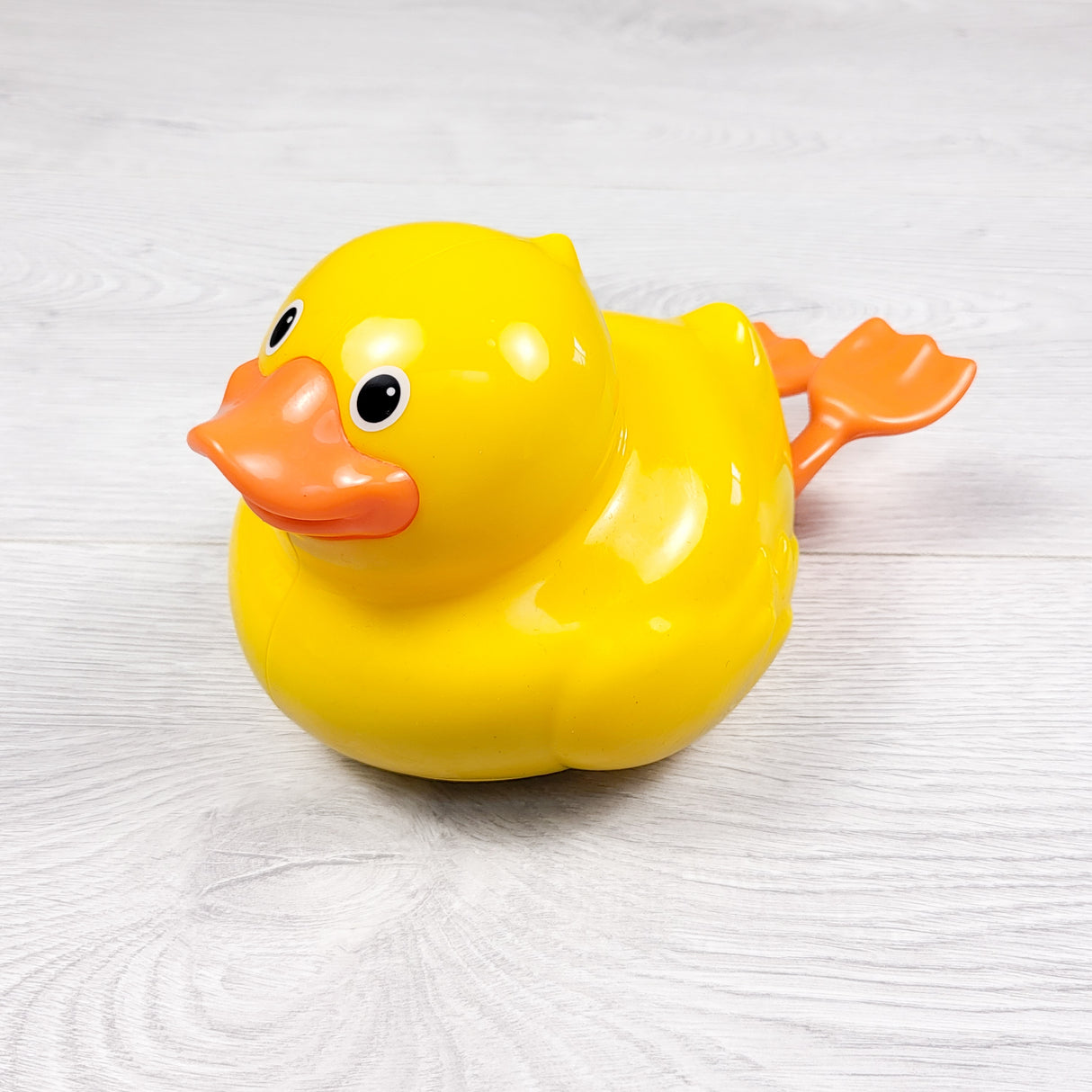 Wind-up swimming duck toy