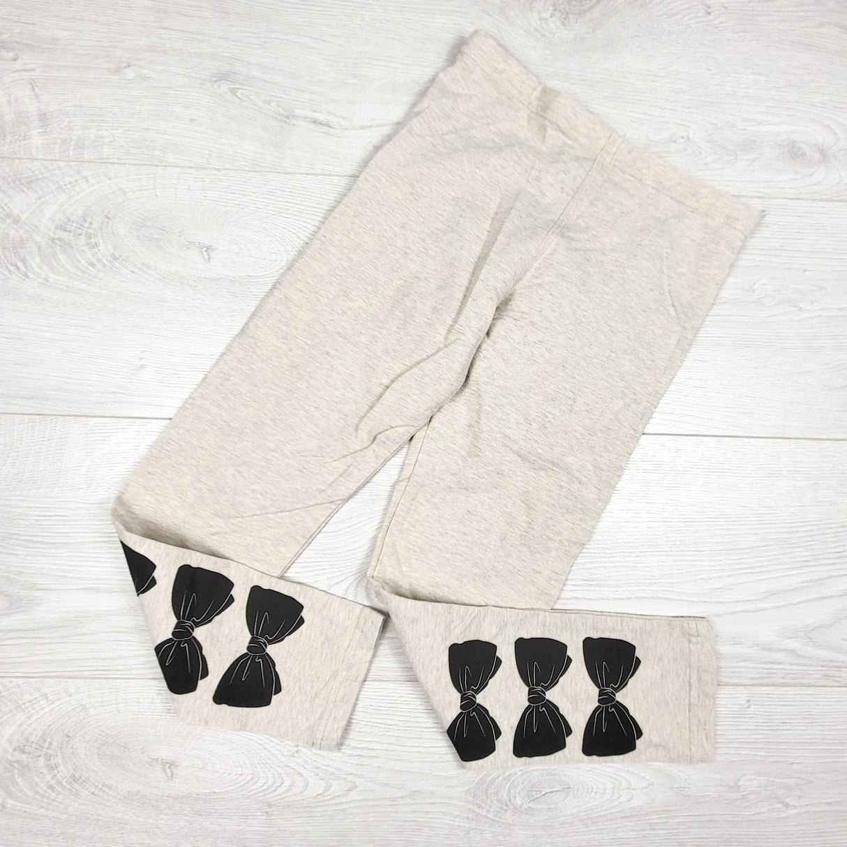 Peekaboo Beans beige leggings with bows. Size 7