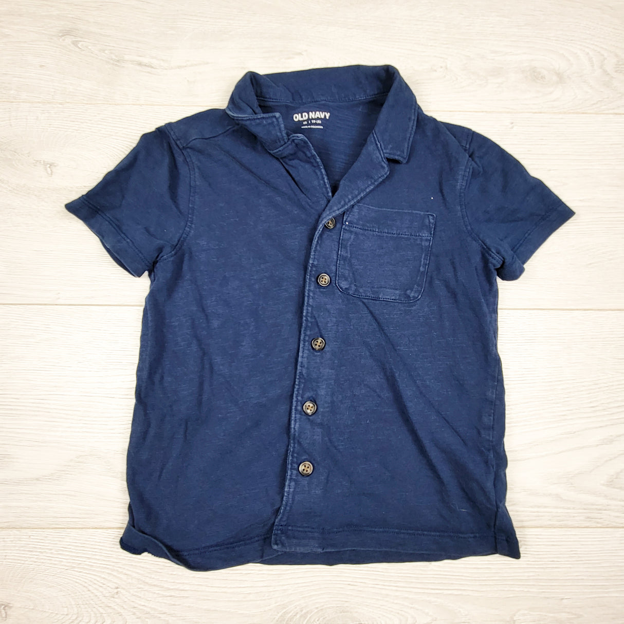 Old Navy button down t-shirt. Size 5T