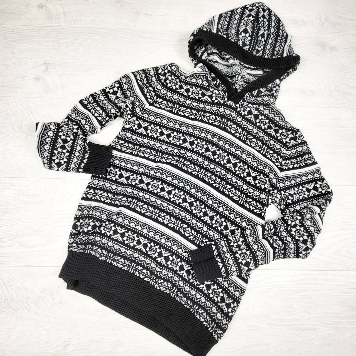 Old Navy black and white patterned hooded sweater. Size 10/12