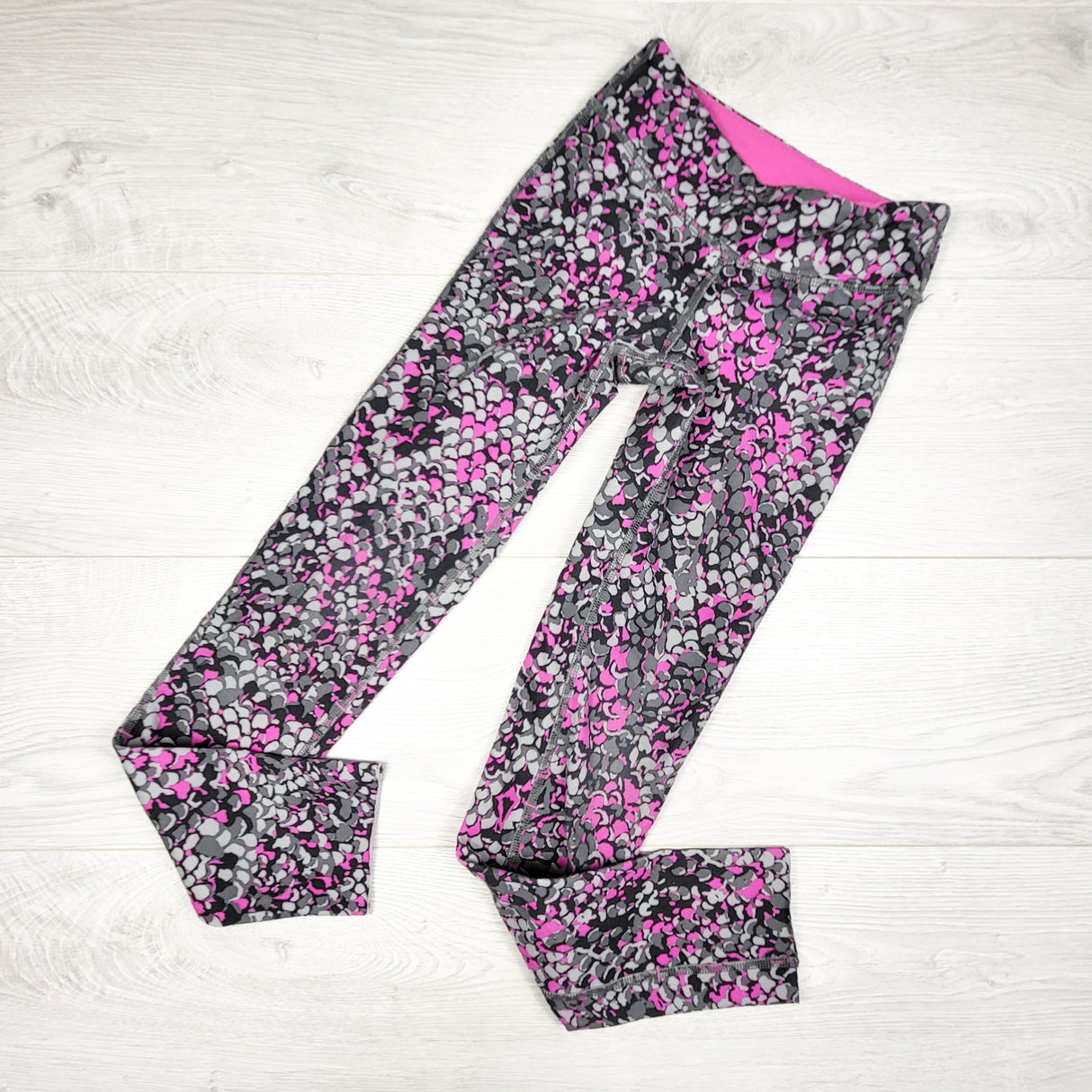 Ivivva (Lululemon) grey and pink patterned active leggings. Size 6