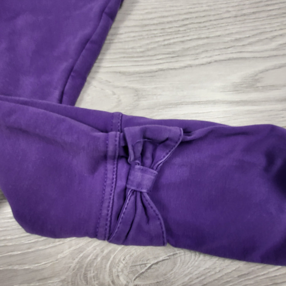 Peekaboo Beans purple leggings with bow at ankles. Size 7