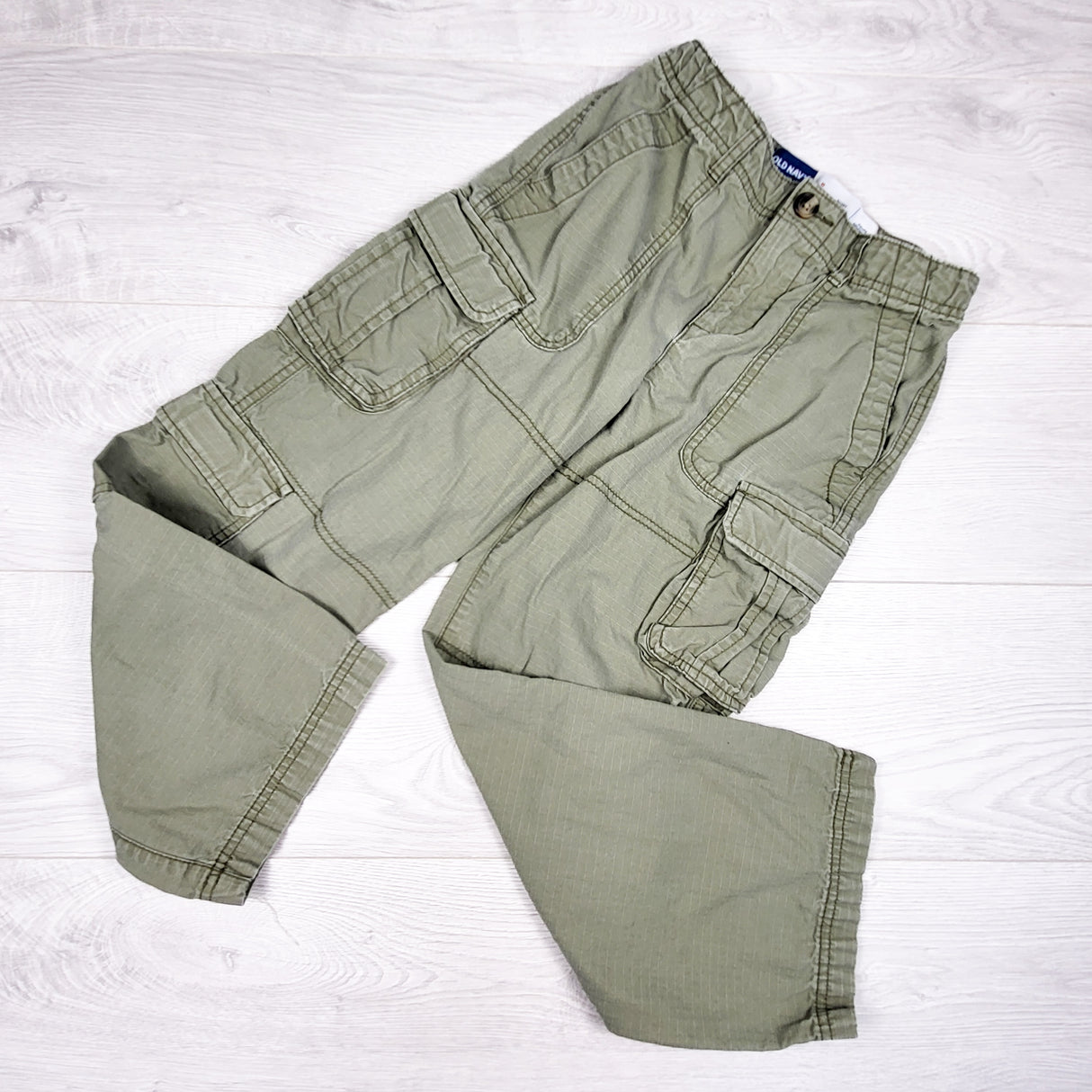 Old Navy green baggy cargo pants. Size 8