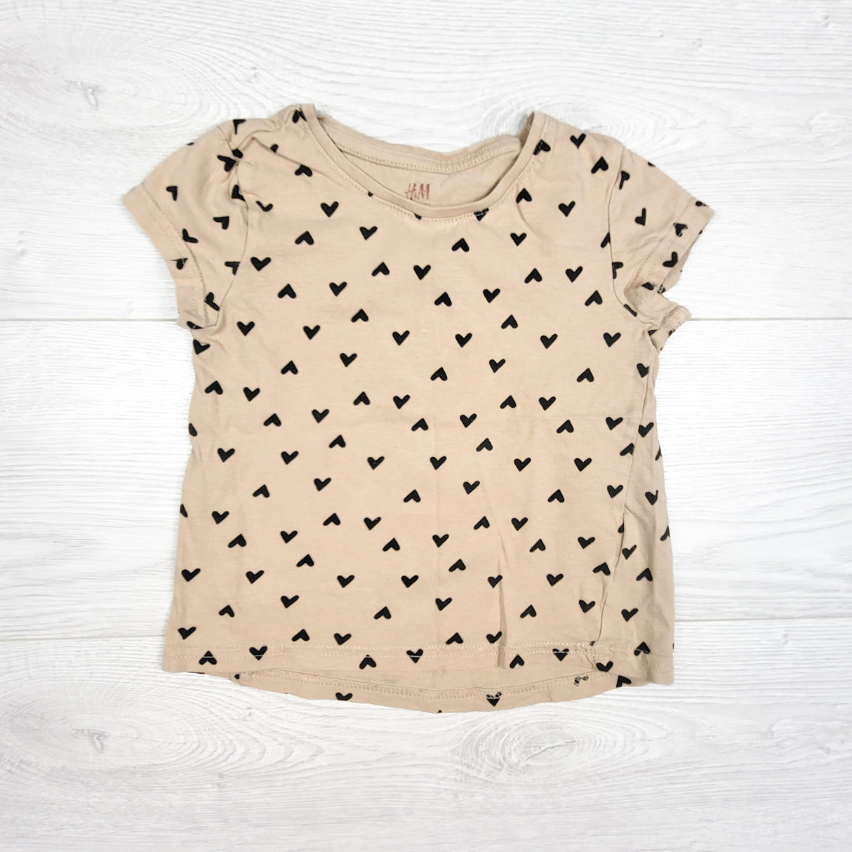 H and M beige heart print t-shirt. Size 2-4T