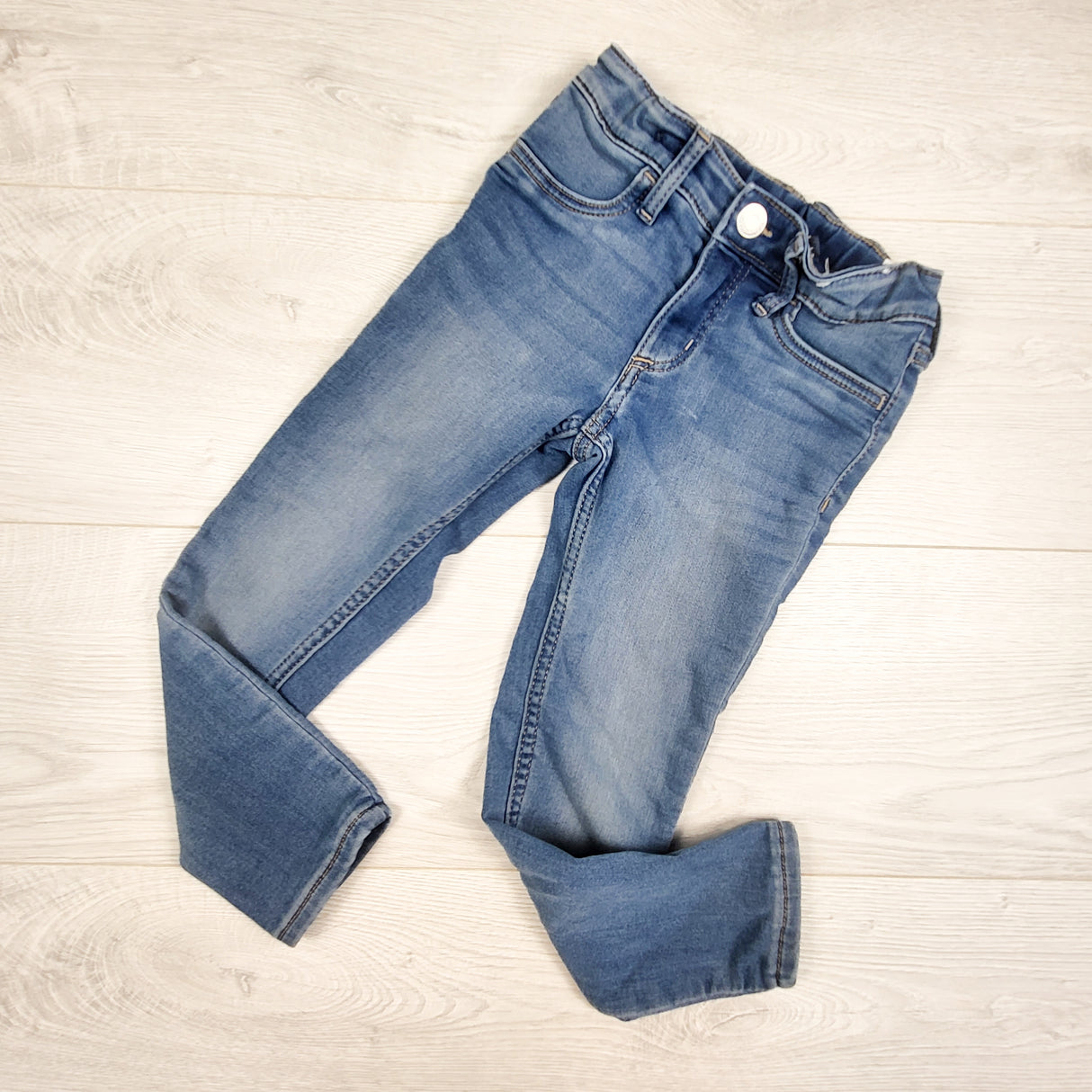 H and M medium wash skinny jeans. Size 3/4T