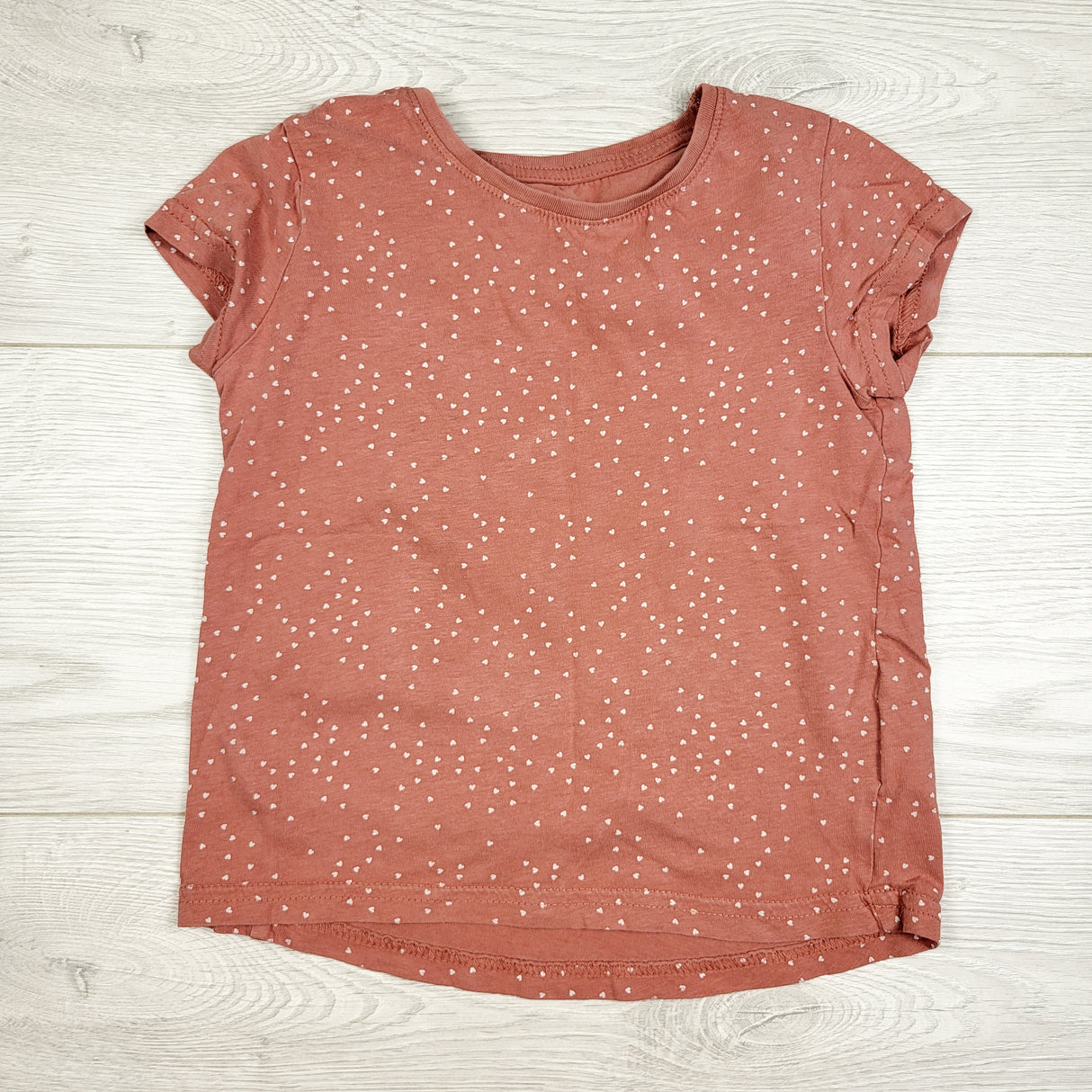 H and M dusty pink t-shirt with hearts. Size 2-4T