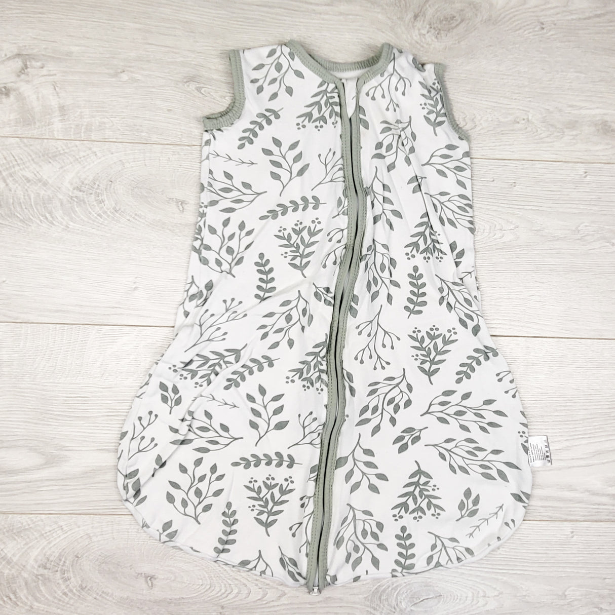 Yoofoss leaf patterned sleep sack. Size 0-6 months