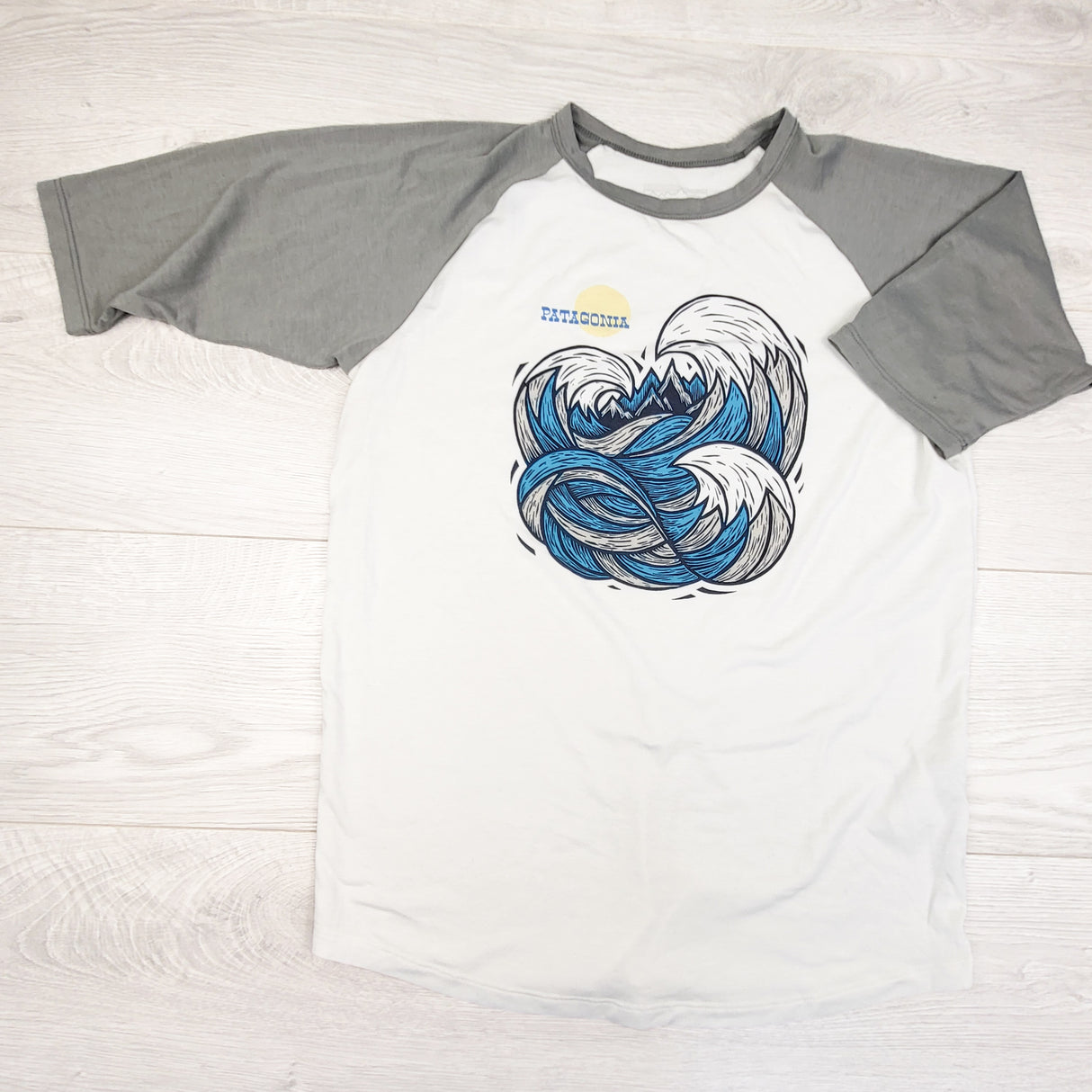Patagonia grey and white wave print raglan top. Size 14