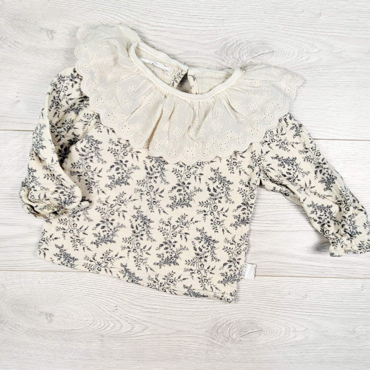 Cutey 'n Coolty floral print floral blouse with oversized collar. Size 12-18 months