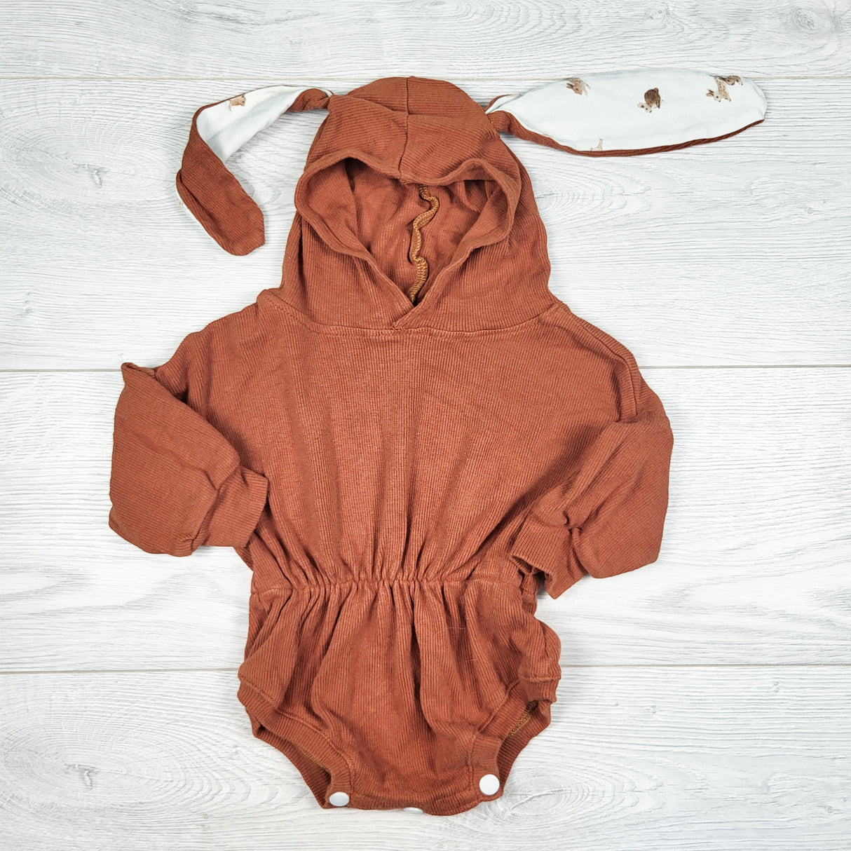 Little Oak Tree ribbed hooded bunny romper. Approx 3-6 months