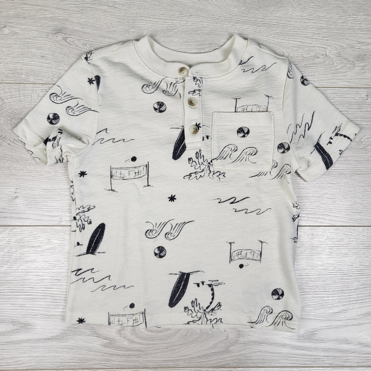 Old Navy white knit beach theme t-shirt. Size 3T