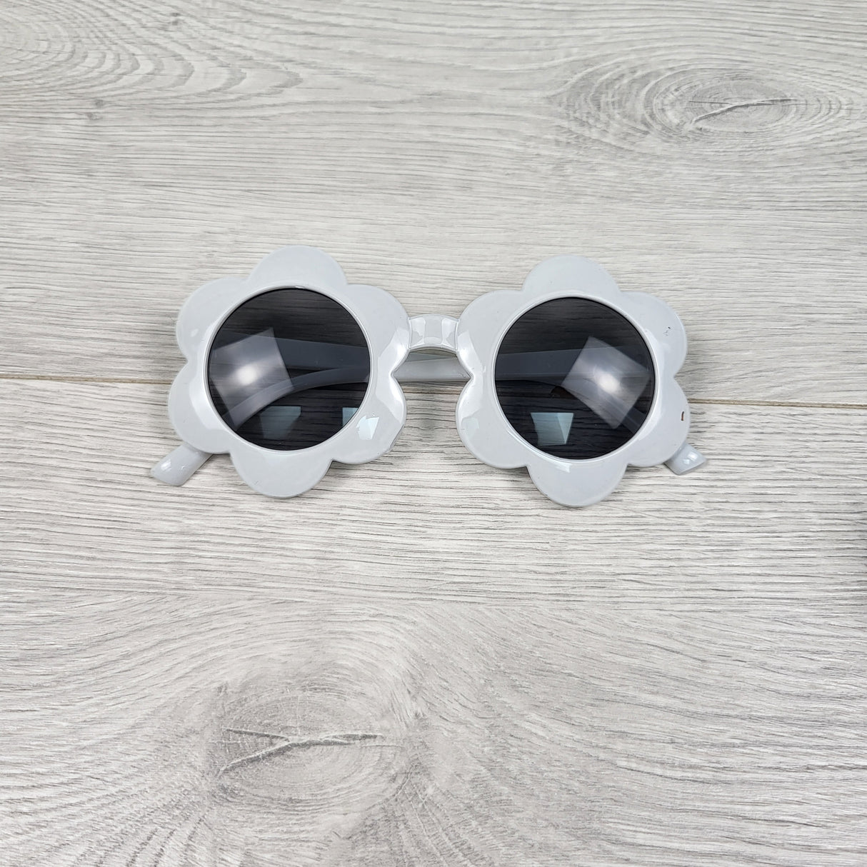 White flower shaped sunglasses