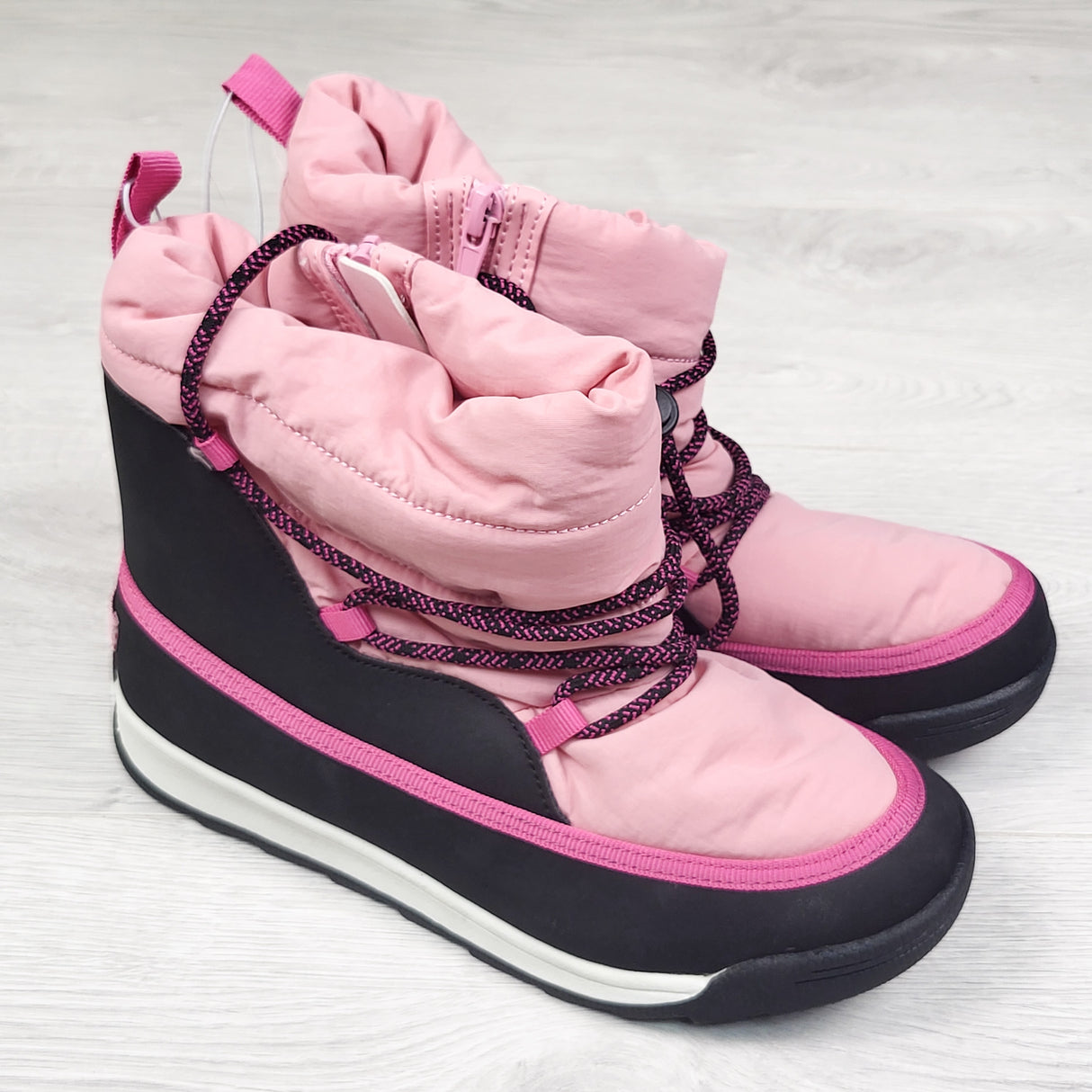 NEW - Rockport puffy pink winter boots. Youth size 3 and 4 available