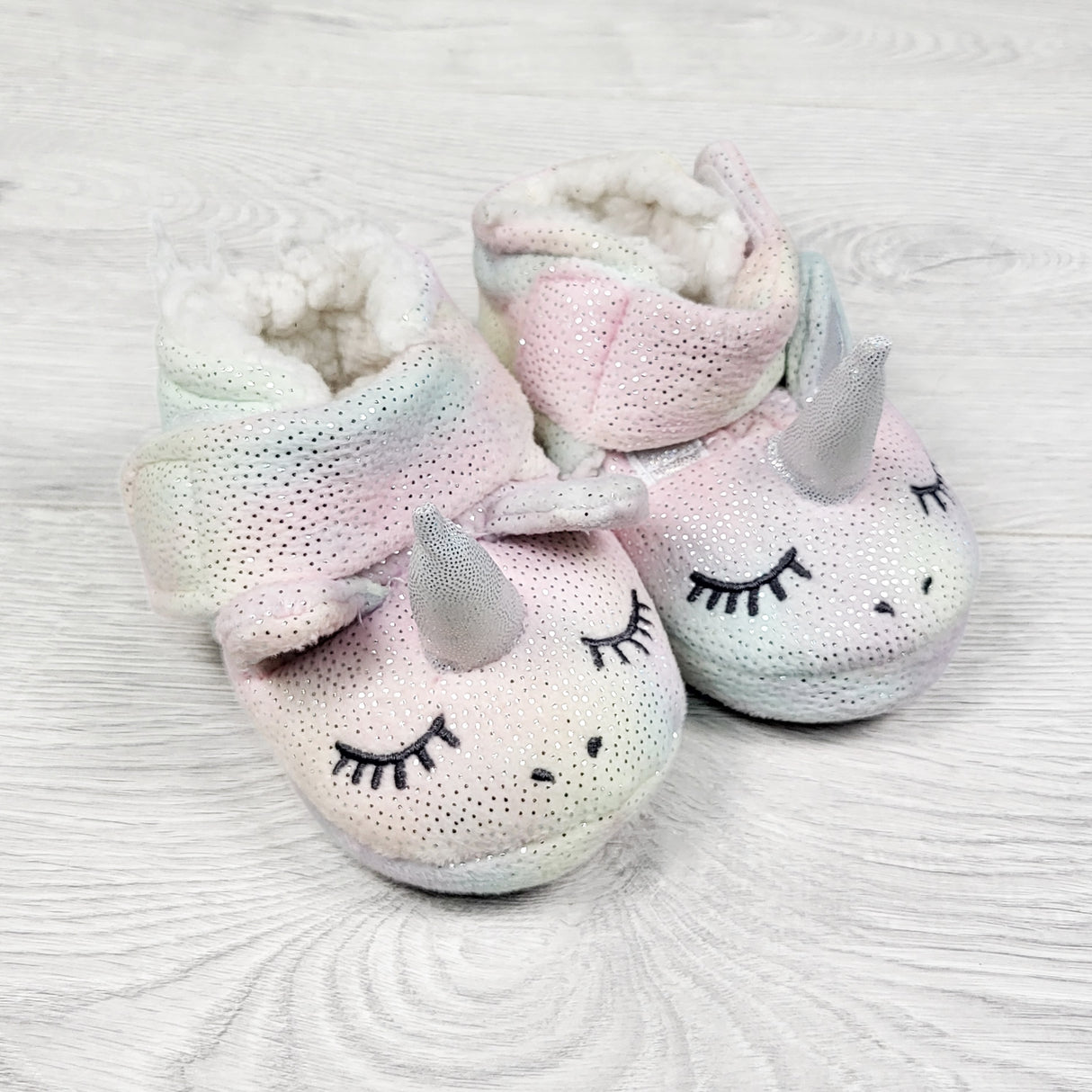 Capelli New York unicorn slippers with rubber soles. Size small (sizes like a 5)