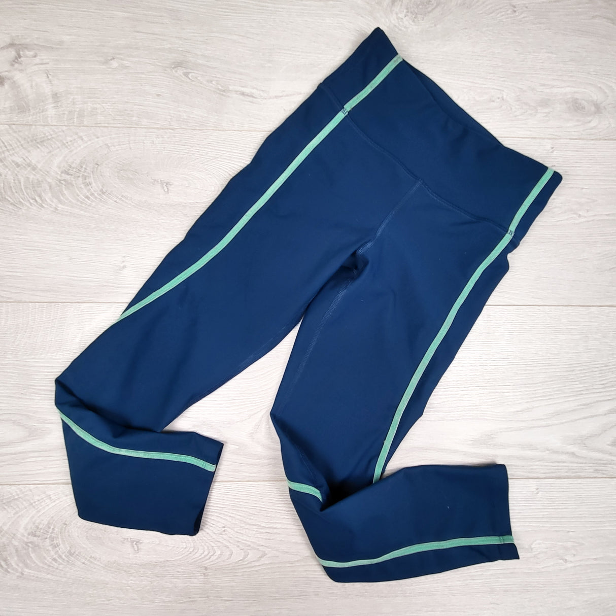 Old Navy teal high rise active leggings. Size 8