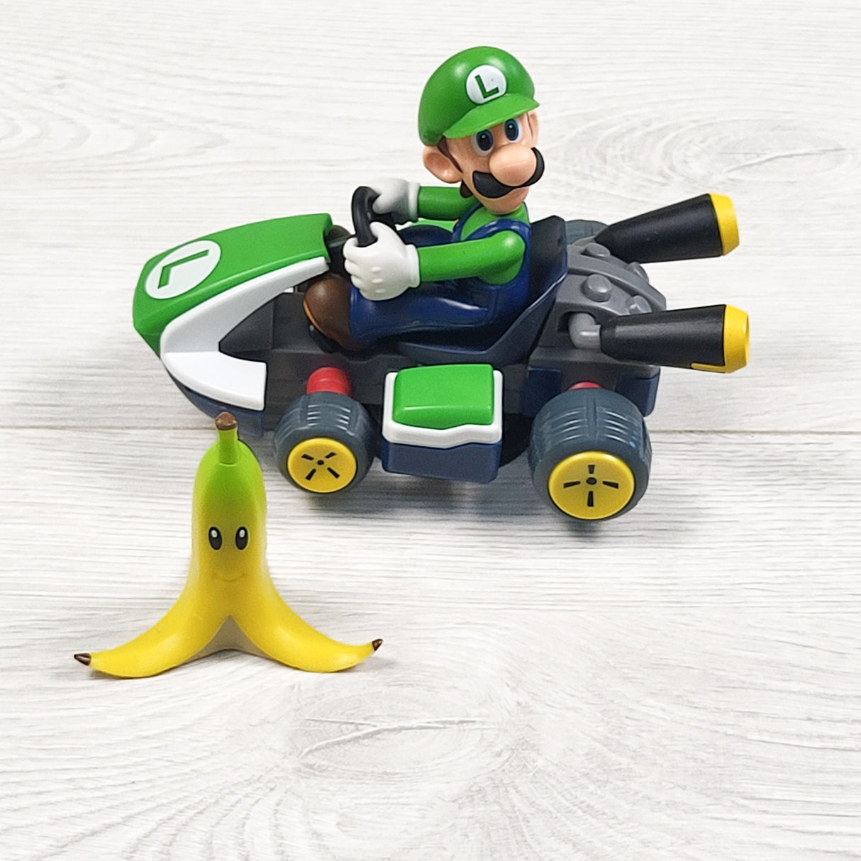 Nintendo Super Mario Kart Spin Out 2.5" Luigi Racer + Banana