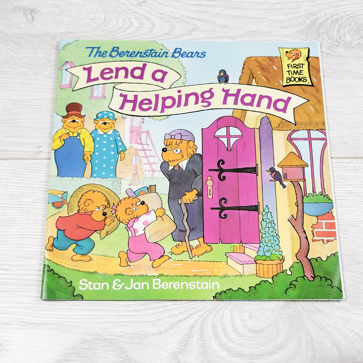 Vintage 1998 The Berernstain Bears Lend a Hand soft cover book