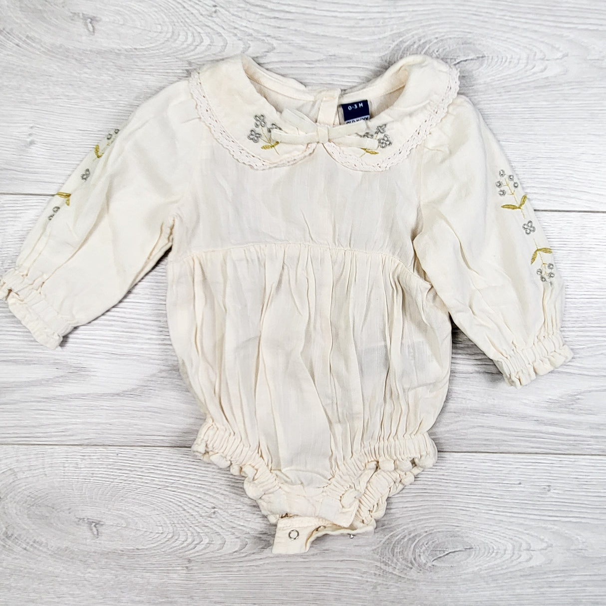 Old Navy cream coloured embroidered bubble romper. Size 0-3 months