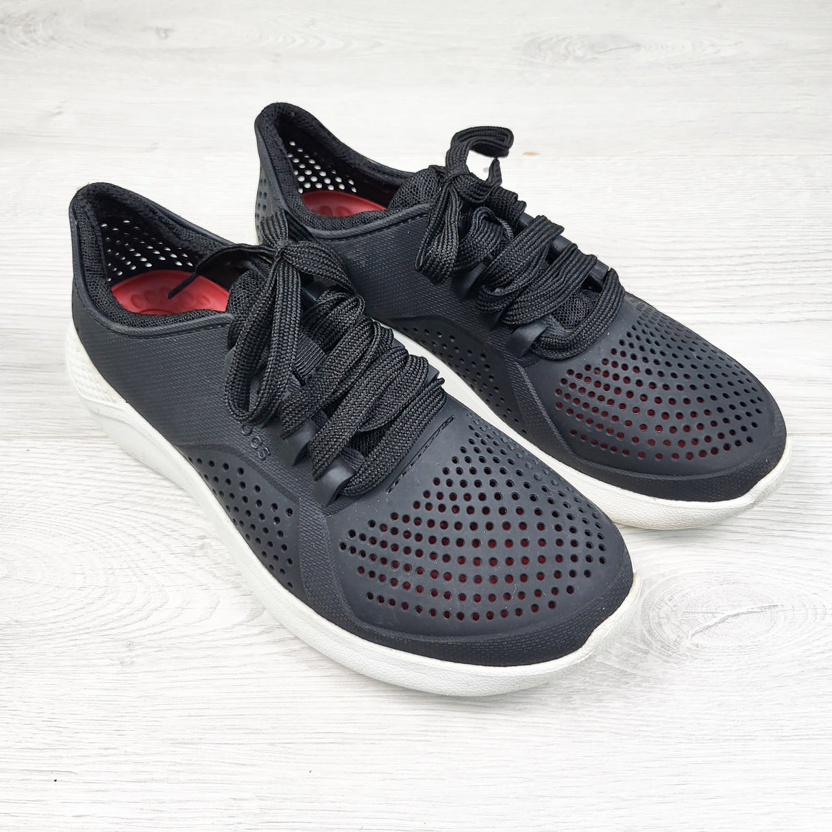 Crocs Literide Pacer Sneaker. Size 5 (Big Kid)