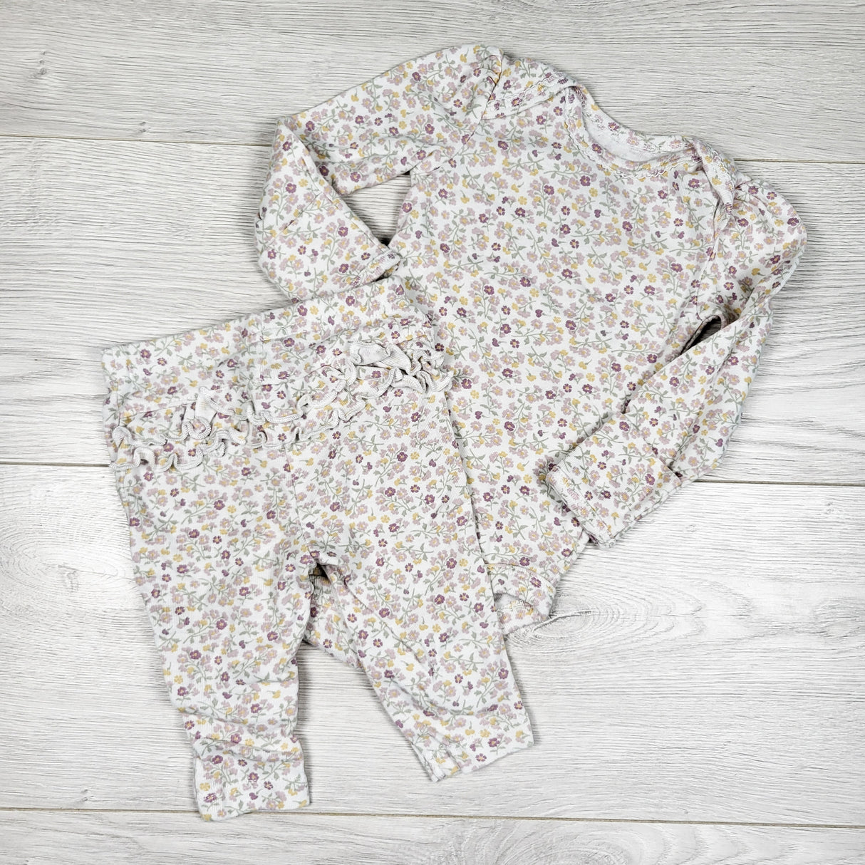 Child of Mine white floral print 2pc bodysuit set. Size 0-3 months