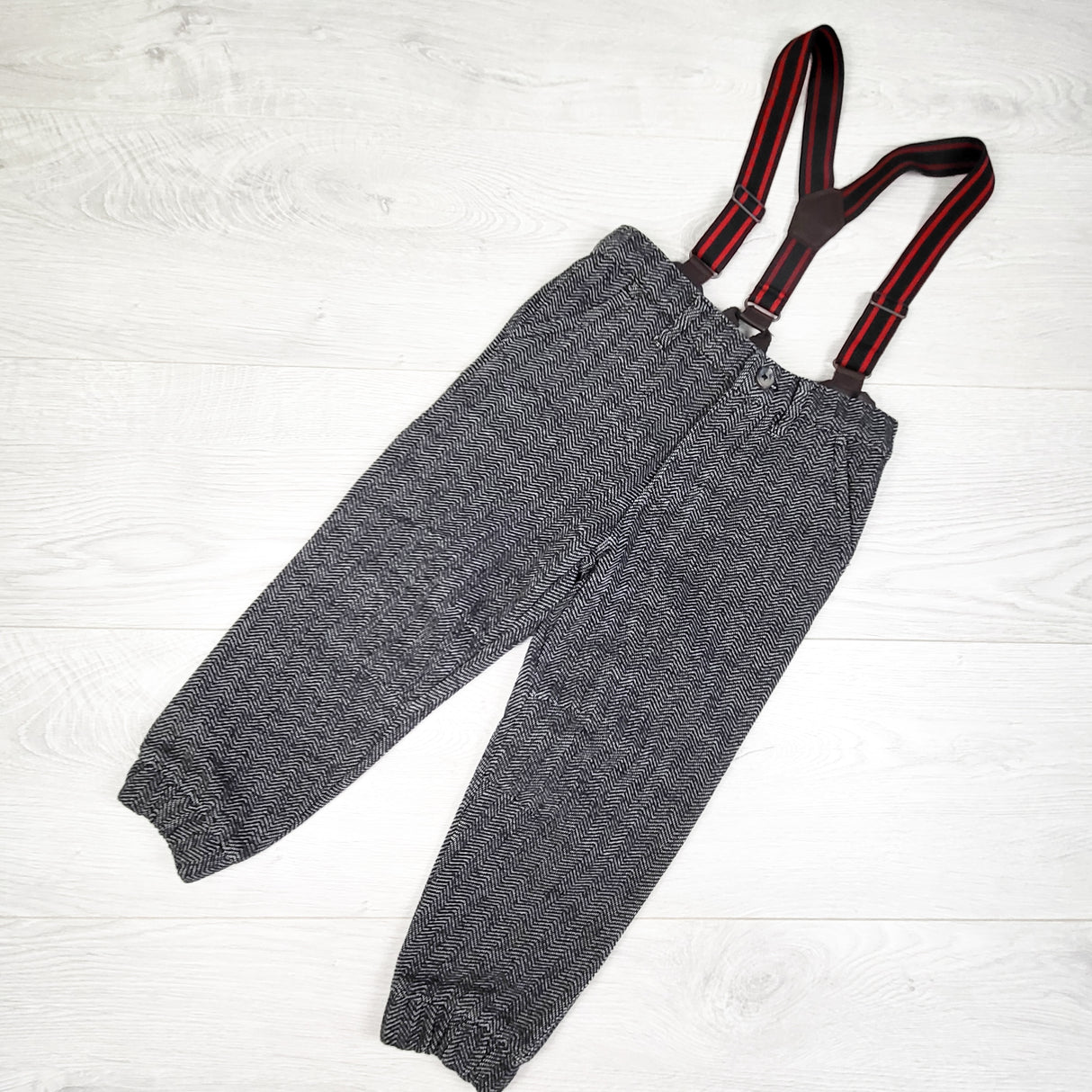 Joe Fresh herringbone joggers with removable suspenders. Size 3T
