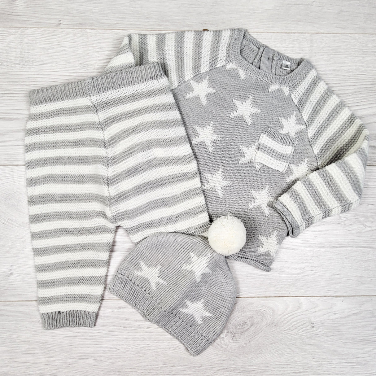 Grey and white 3pc knit set with stars. Size 3-6 months