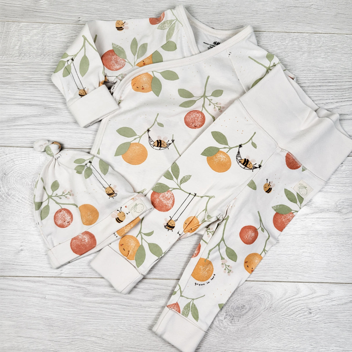 H and M organic cotton orange print 2pc set. Size 4-6 months