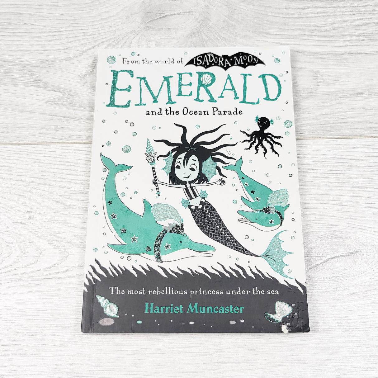 Isadora Moon: Emerald and the Ocean Parade. Soft cover chapter book