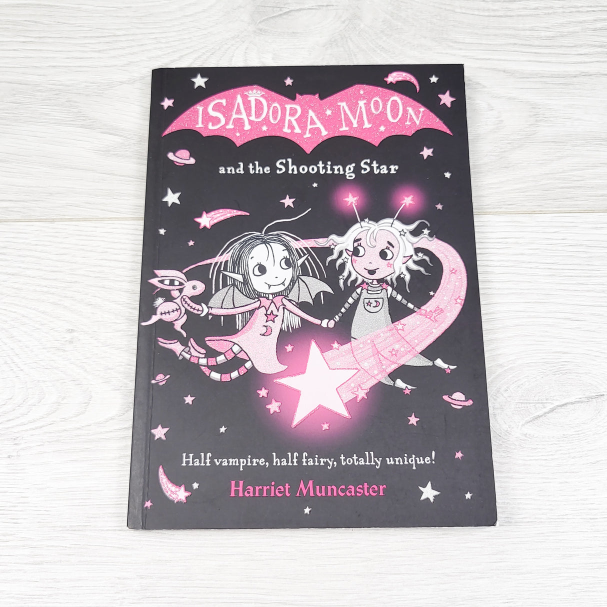 Isadora Moon and the Shooting Star. Soft cover chapter book