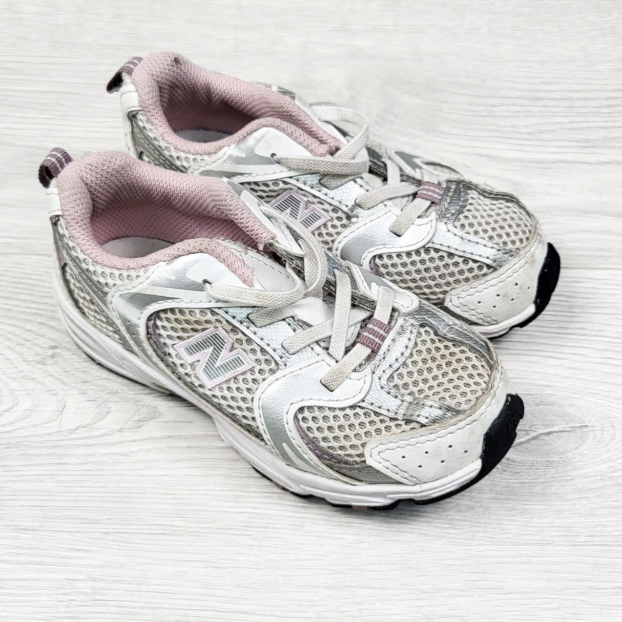 New Balance "530 Bungee" retro look sneakers. Size 9