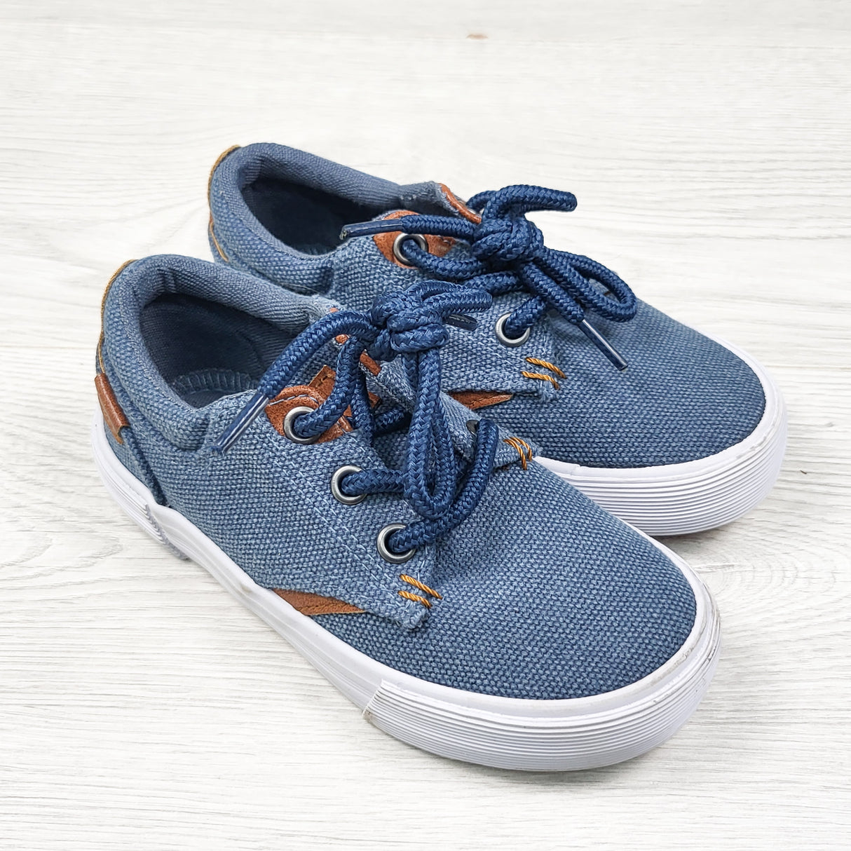 Tommy Bahama blue denim look lace up shoes. Size 8