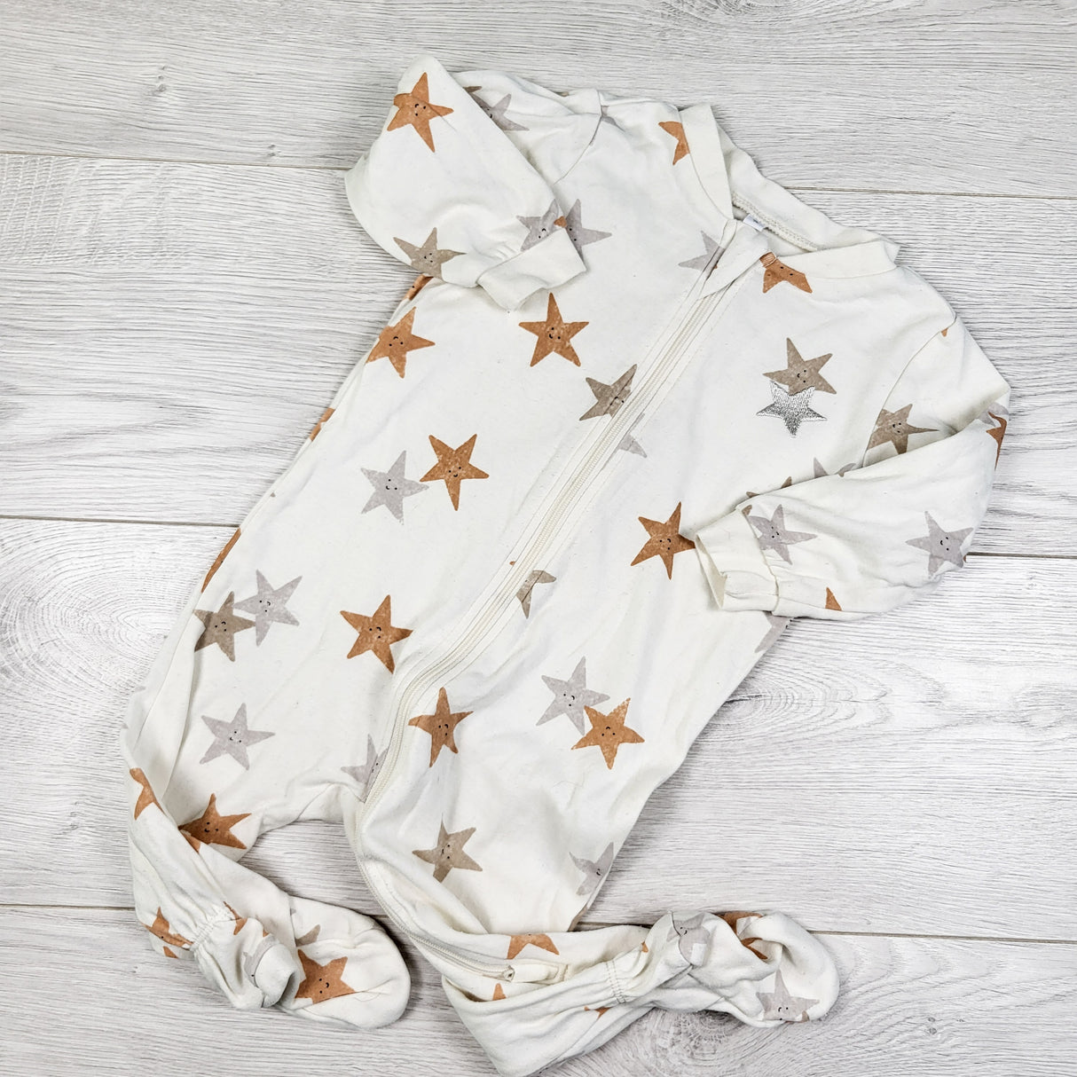 Pekkle white zippered sleeper with stars. Size 9 months