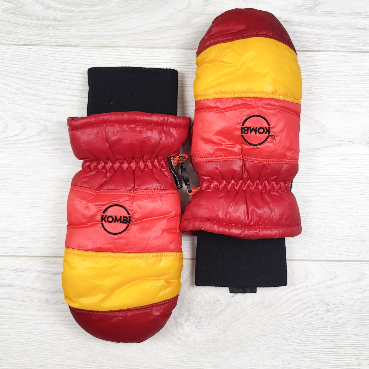 Kombi striped retro look puffer mittens. Size medium (4/5T)