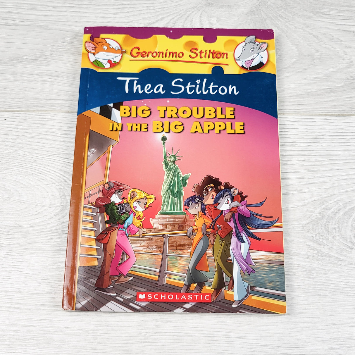 Thea Stilton: Big Trouble in the Big Apple. Soft cover chapter book