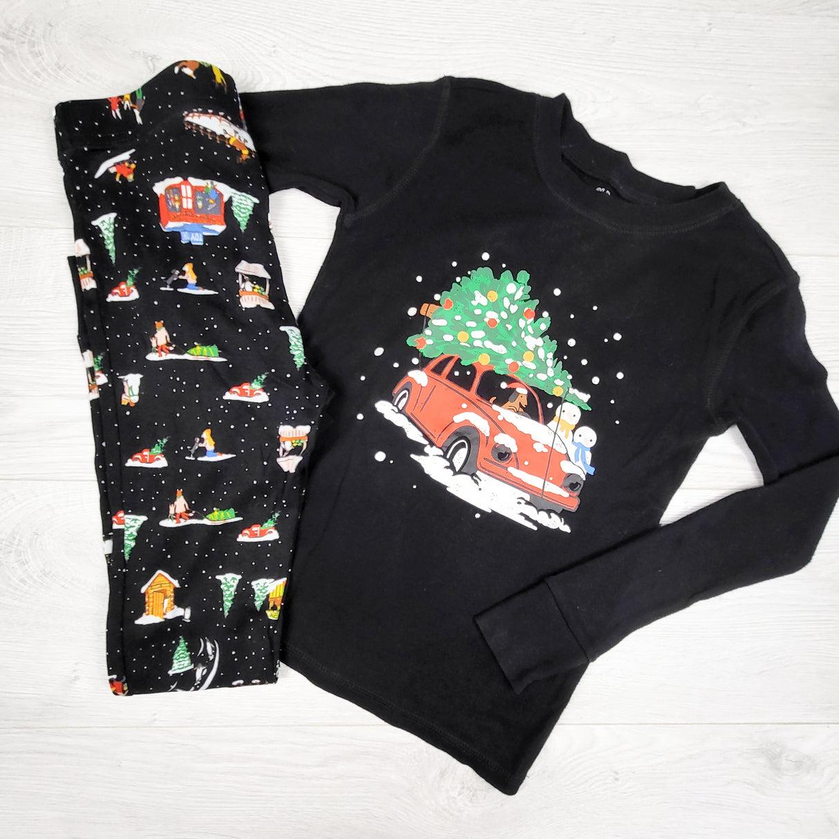 Old Navy black unisex 2pc PJs with Christmas tree. Size 8