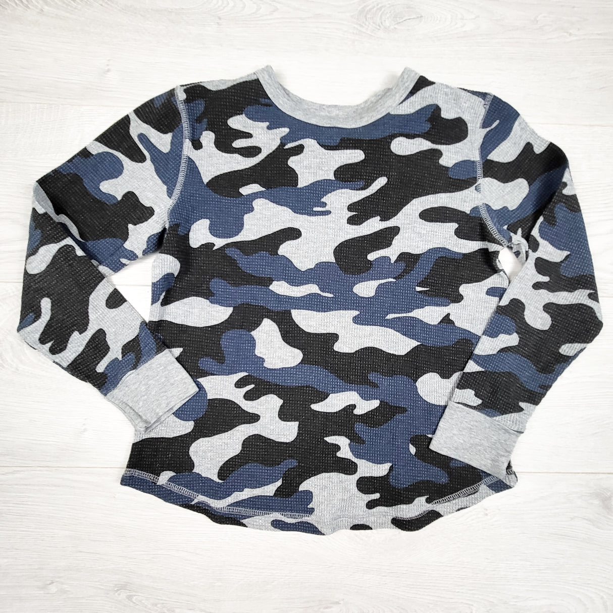 Old Navy camouflage waffle knit shirt. Size 8