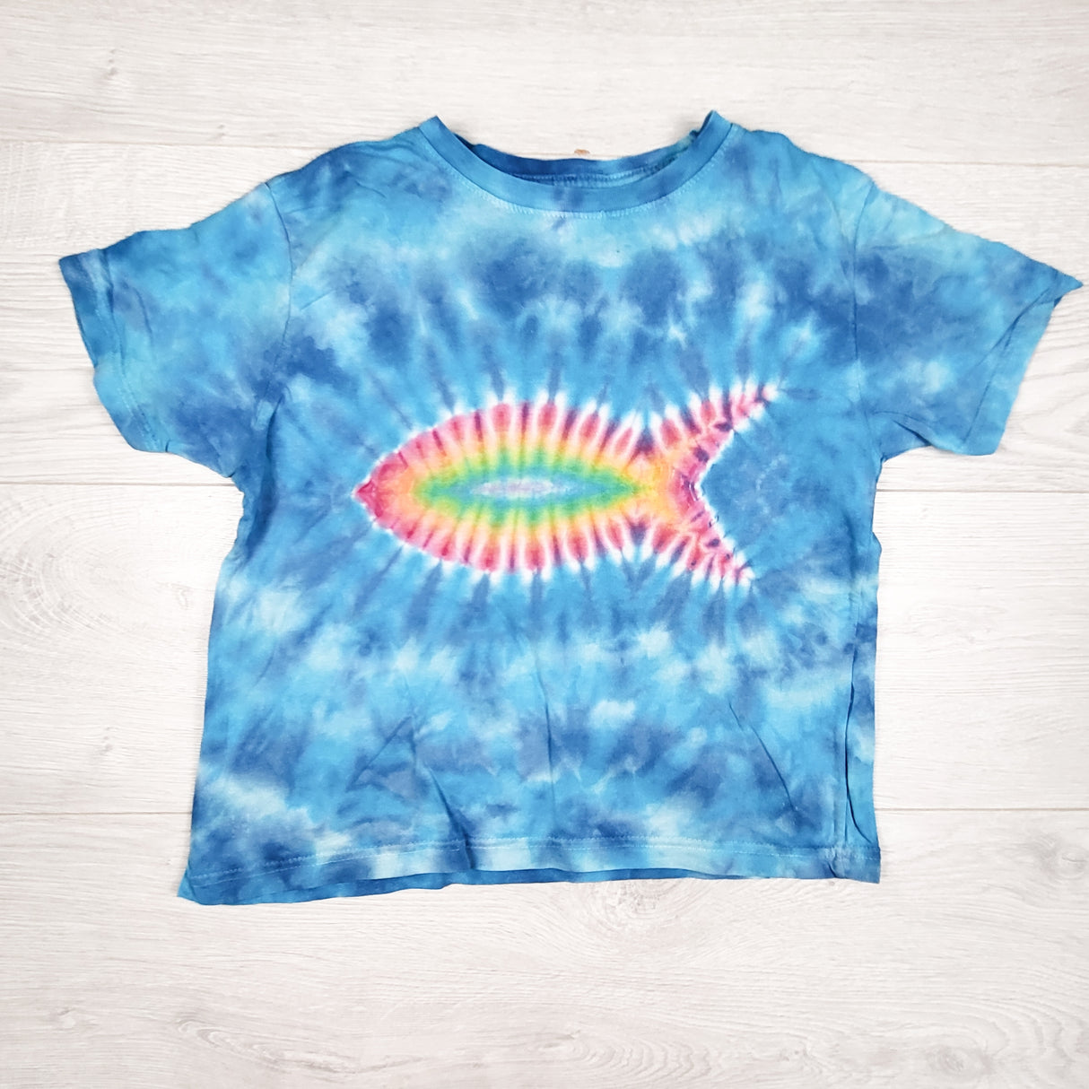 Blue authentic tie dye t-shirt with fish. Size 5/6