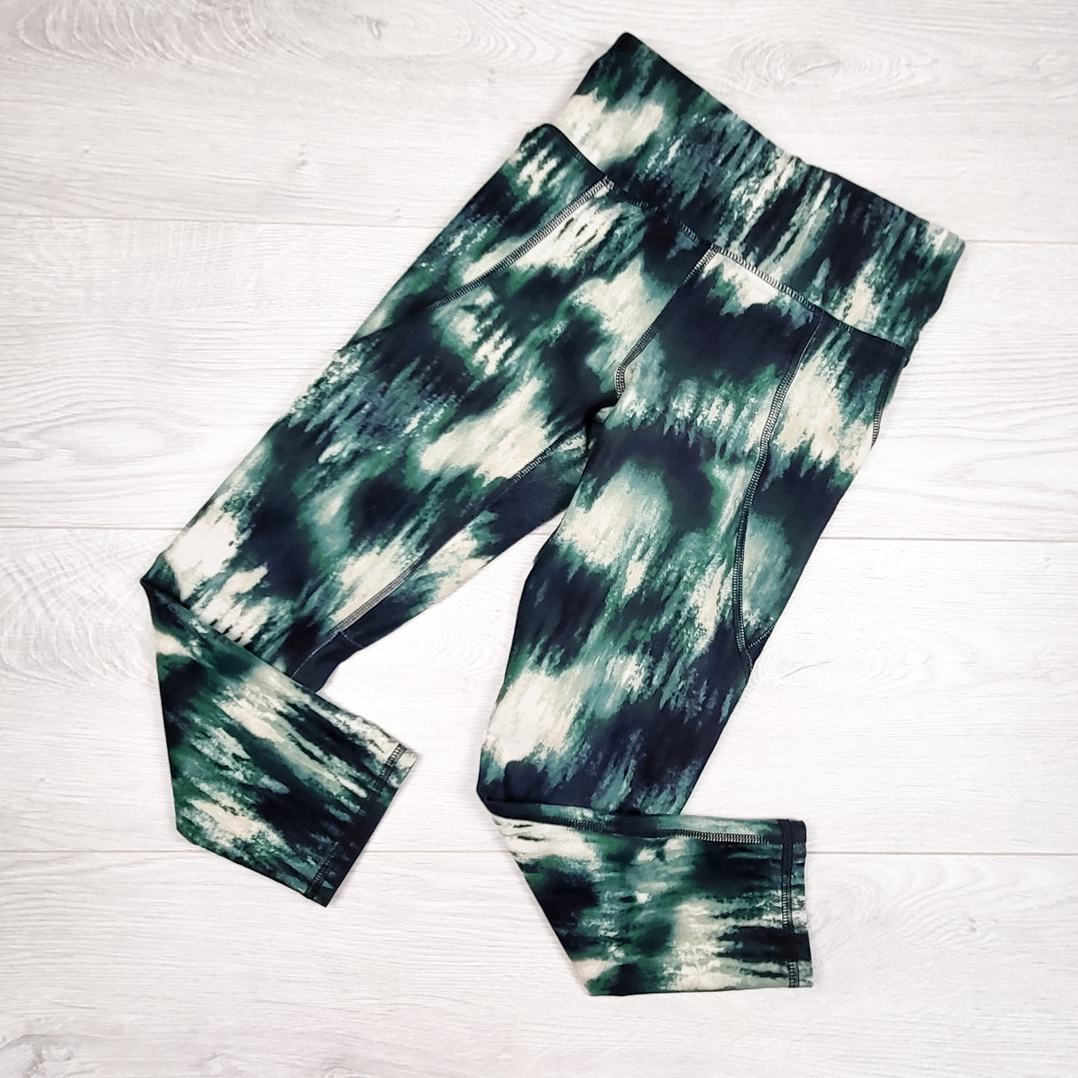 Old Navy green printed high rise active leggings. Size 6/7