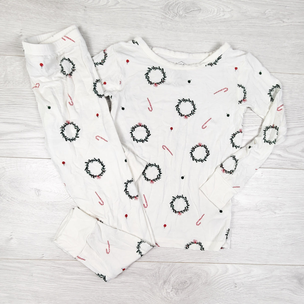 Carters white Purely Soft 2pc PJs with wreaths. Size 5T